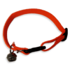 Collar para gato con cascabel color naranja, fabricado con tela stretch para brindar seguridad y comodidad a tu mascota, al momento de su exploración, cuenta con cascabel y reflejantes para mejorar la ubicación de tu gato en casa.