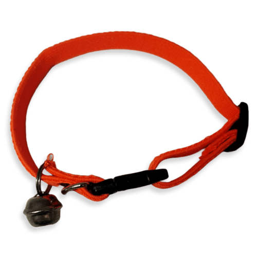 Collar para gato con cascabel color naranja, fabricado con tela stretch para brindar seguridad y comodidad a tu mascota, al momento de su exploración, cuenta con cascabel y reflejantes para mejorar la ubicación de tu gato en casa.
