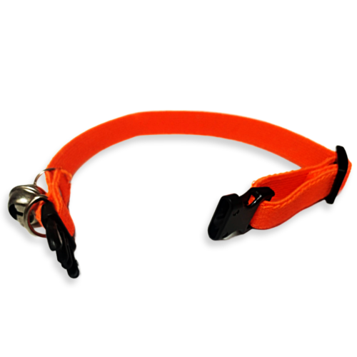 Collar para gato con cascabel color naranja, fabricado con tela stretch para brindar seguridad y comodidad a tu mascota, al momento de su exploración, cuenta con cascabel y reflejantes para mejorar la ubicación de tu gato en casa.