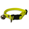 Collar para gato con cascabel color verde Fluorescente , fabricado con tela stretch para brindar seguridad y comodidad a tu mascota, al momento de su exploración, cuenta con cascabel y reflejantes para mejorar la ubicación de tu gato en casa. El collar es de tamaño chico, con medida de 25cm de largo y es estirable con 1 cm de ancho.