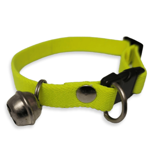 Collar para gato con cascabel color verde Fluorescente , fabricado con tela stretch para brindar seguridad y comodidad a tu mascota, al momento de su exploración, cuenta con cascabel y reflejantes para mejorar la ubicación de tu gato en casa. El collar es de tamaño chico, con medida de 25cm de largo y es estirable con 1 cm de ancho.