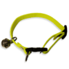 Collar para gato con cascabel color verde Fluorescente , fabricado con tela stretch para brindar seguridad y comodidad a tu mascota, al momento de su exploración, cuenta con cascabel y reflejantes para mejorar la ubicación de tu gato en casa. El collar es de tamaño chico, con medida de 25cm de largo y es estirable con 1 cm de ancho.