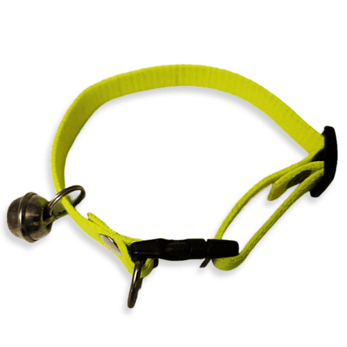 Collar para gato con cascabel color verde Fluorescente , fabricado con tela stretch para brindar seguridad y comodidad a tu mascota, al momento de su exploración, cuenta con cascabel y reflejantes para mejorar la ubicación de tu gato en casa. El collar es de tamaño chico, con medida de 25cm de largo y es estirable con 1 cm de ancho.