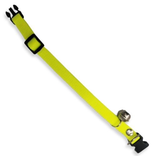 Collar para gato con cascabel color verde Fluorescente , fabricado con tela stretch para brindar seguridad y comodidad a tu mascota, al momento de su exploración, cuenta con cascabel y reflejantes para mejorar la ubicación de tu gato en casa. El collar es de tamaño chico, con medida de 25cm de largo y es estirable con 1 cm de ancho.