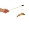 Juguete para gato en forma de caña de pescar elaborado con textiles naturales, señuelo colgante en forma de ratón con plumas, con cascabel y cordón elástico. Ideal para interactuar, ya que con la vara dirigimos y controlamos el juego, lanzando y jalando. Diseñado para satisfacer las necesidades de juego de tu gato, al estimular su instinto de exploración y persecución. Ayuda a desaparecer la ansiedad, el estrés y el aburrimiento.