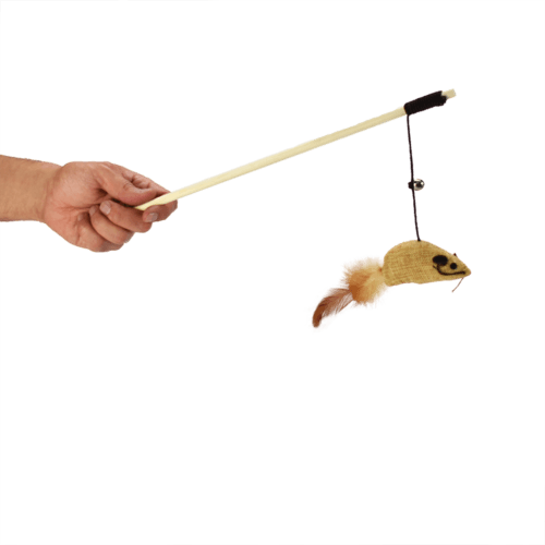 juguete para gato caña de pescar Juguete para gato en forma de caña de pescar elaborado con textiles naturales, señuelo colgante en forma de ratón con plumas, con cascabel y cordón elástico. Ideal para interactuar, ya que con la vara dirigimos y controlamos el juego, lanzando y jalando. Diseñado para satisfacer las necesidades de juego de tu gato, al estimular su instinto de exploración y persecución. Ayuda a desaparecer la ansiedad, el estrés y el aburrimiento.