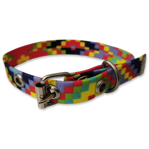 Collar para Gatos tamaño Chico cuadros de Colores, fabricado con tela y seguro de cinto, para brindar seguridad y comodidad a tu mascota, al momento de su exploración. El collar es de tamaño chico, con medida de 26cm de largo y es estirable con 1 cm de ancho.