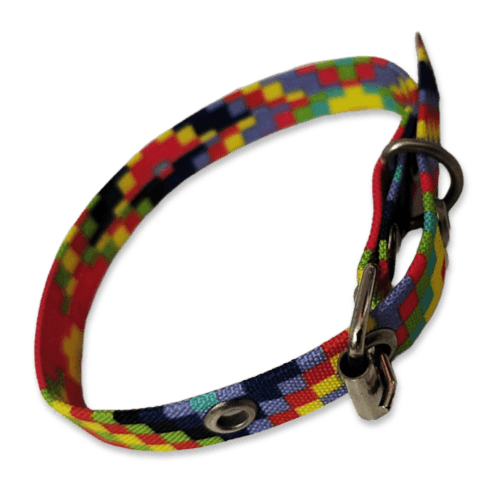 Collar para Gatos tamaño Chico cuadros de Colores, fabricado con tela y seguro de cinto, para brindar seguridad y comodidad a tu mascota, al momento de su exploración. El collar es de tamaño chico, con medida de 26cm de largo y es estirable con 1 cm de ancho.