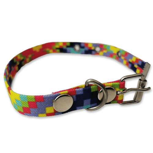 Collar para Gatos tamaño Chico cuadros de Colores, fabricado con tela y seguro de cinto, para brindar seguridad y comodidad a tu mascota, al momento de su exploración. El collar es de tamaño chico, con medida de 26cm de largo y es estirable con 1 cm de ancho.