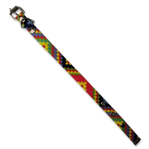 Collar para Gatos tamaño Chico cuadros de Colores, fabricado con tela y seguro de cinto, para brindar seguridad y comodidad a tu mascota, al momento de su exploración. El collar es de tamaño chico, con medida de 26cm de largo y es estirable con 1 cm de ancho.