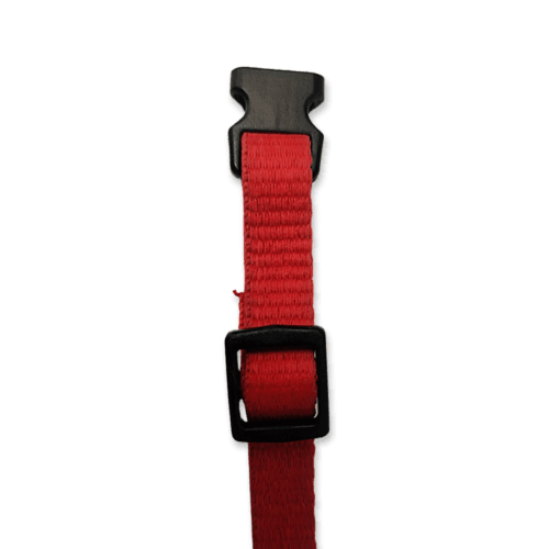 Collar para perros color rojo, fabricado con tela de nylon ideal para brindar seguridad y comodidad a tu mascota. El collar es de tamaño chico, con medida de 35cm de largo como máximo, el cual es ajustable y 1cm de ancho. Ideal para Razas mini o pequeñas.